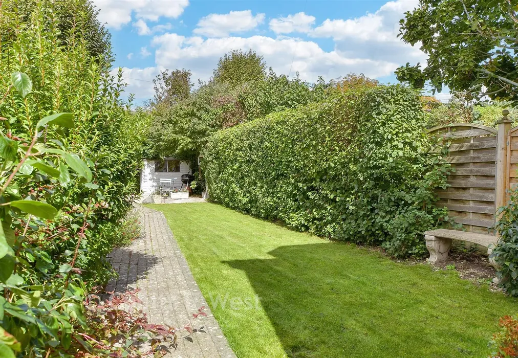 Front Garden - Kingsland Road, Worthing, West Sussex - Wards of Kent