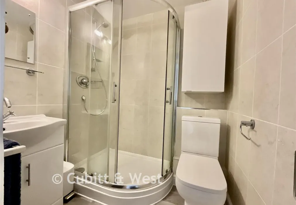 Shower Room - Bancroft Court, Reigate, Surrey - Wards of Kent
