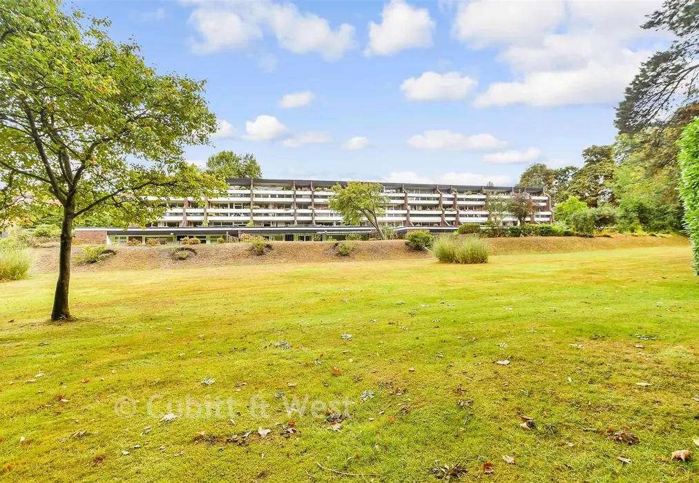 Communal Gardens - Bancroft Court, Reigate, Surrey - Wards of Kent