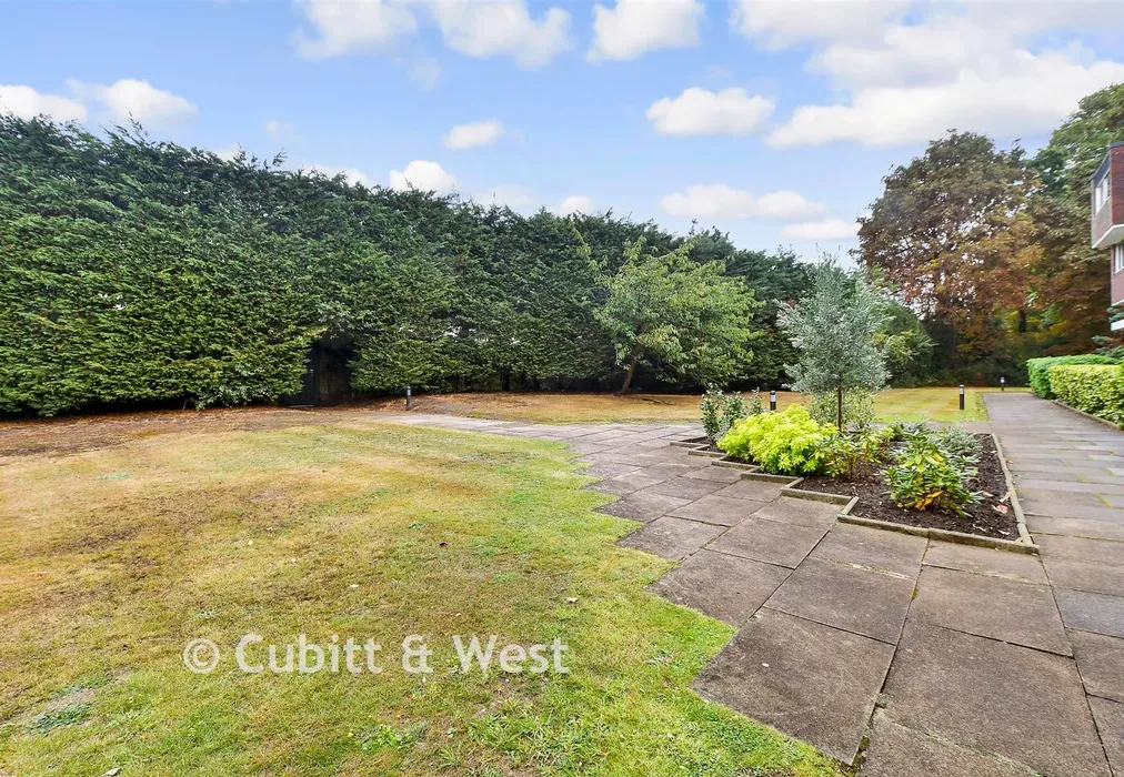 Communal Gardens - Bancroft Court, Reigate, Surrey - Wards of Kent