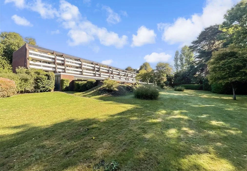 Communal Gardens - Bancroft Court, Reigate, Surrey - Wards of Kent