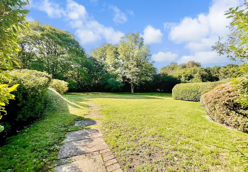 Communal Garden - Bancroft Court, Reigate, Surrey - Wards of Kent