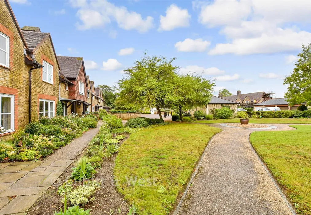 Communal Gardens - Bluecoat Pond, Christs Hospital, Horsham, West Sussex - Wards of Kent