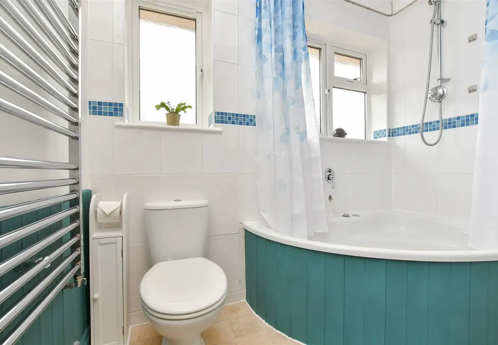 Bathroom - Norwood Road, Effingham, Leatherhead, Surrey - Wards of Kent