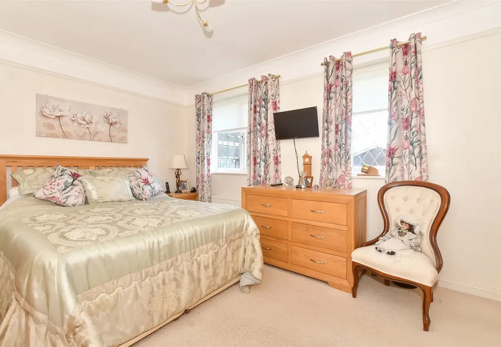 Bedroom 1 - Foxholes, Rudgwick, Horsham, West Sussex - Wards of Kent