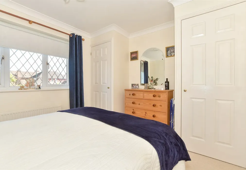 Bedroom 2 - Foxholes, Rudgwick, Horsham, West Sussex - Wards of Kent