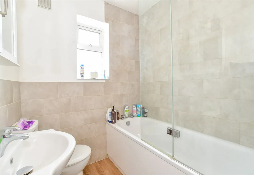 Bathroom - Hay Road, Chichester, West Sussex - Wards of Kent