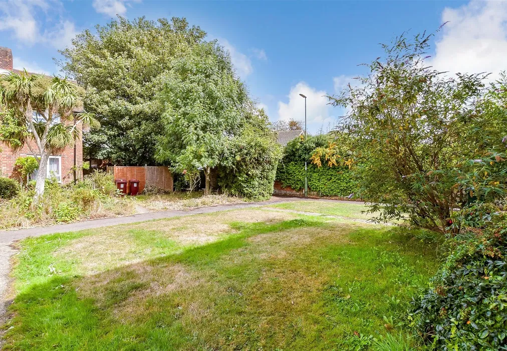Front Garden - Hay Road, Chichester, West Sussex - Wards of Kent