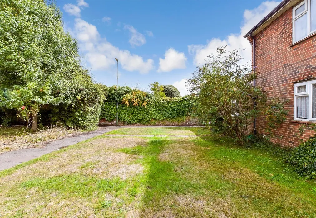 Front Garden - Hay Road, Chichester, West Sussex - Wards of Kent