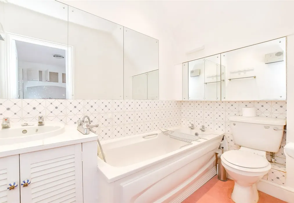 En-Suite Bathroom - St. Pancras, Chichester, West Sussex - Wards of Kent