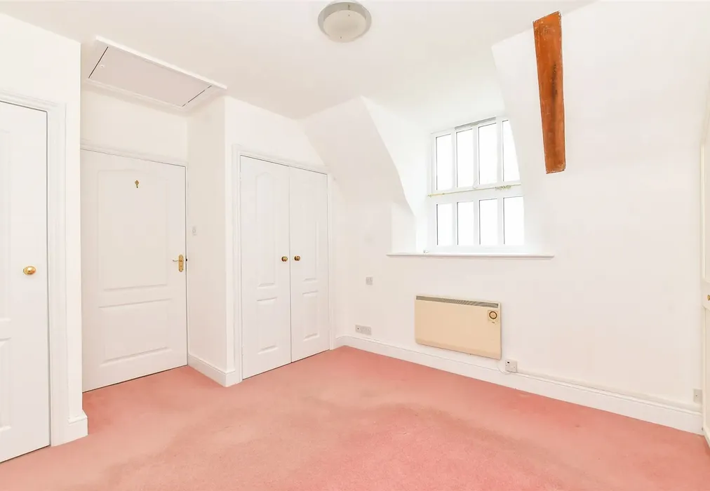Bedroom 1 - St. Pancras, Chichester, West Sussex - Wards of Kent