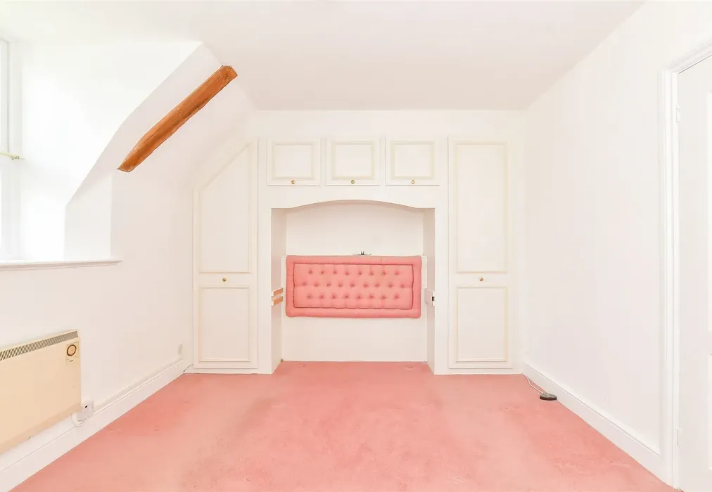 Bedroom 1 - St. Pancras, Chichester, West Sussex - Wards of Kent