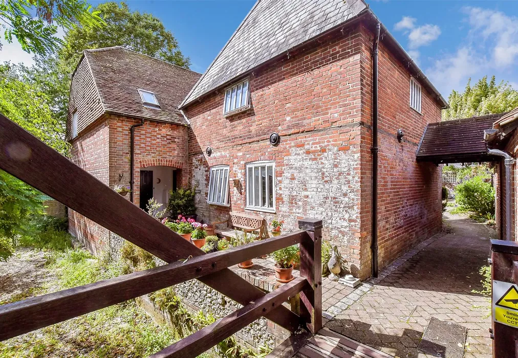External Feature - St. Pancras, Chichester, West Sussex - Wards of Kent
