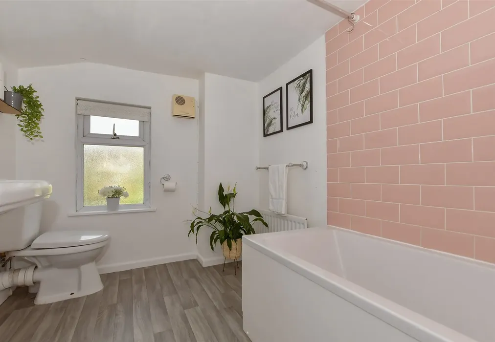 Bathroom - Thornhill Place, Maidstone, Kent - Wards of Kent