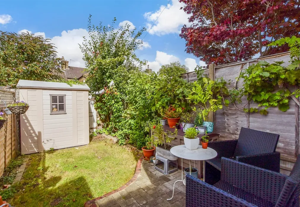 Rear Garden - Thornhill Place, Maidstone, Kent - Wards of Kent
