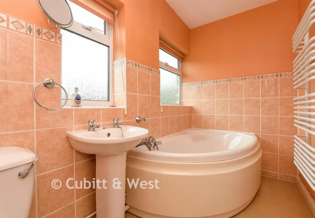 Bathroom - Wrayfield Avenue, Reigate, Surrey - Wards of Kent
