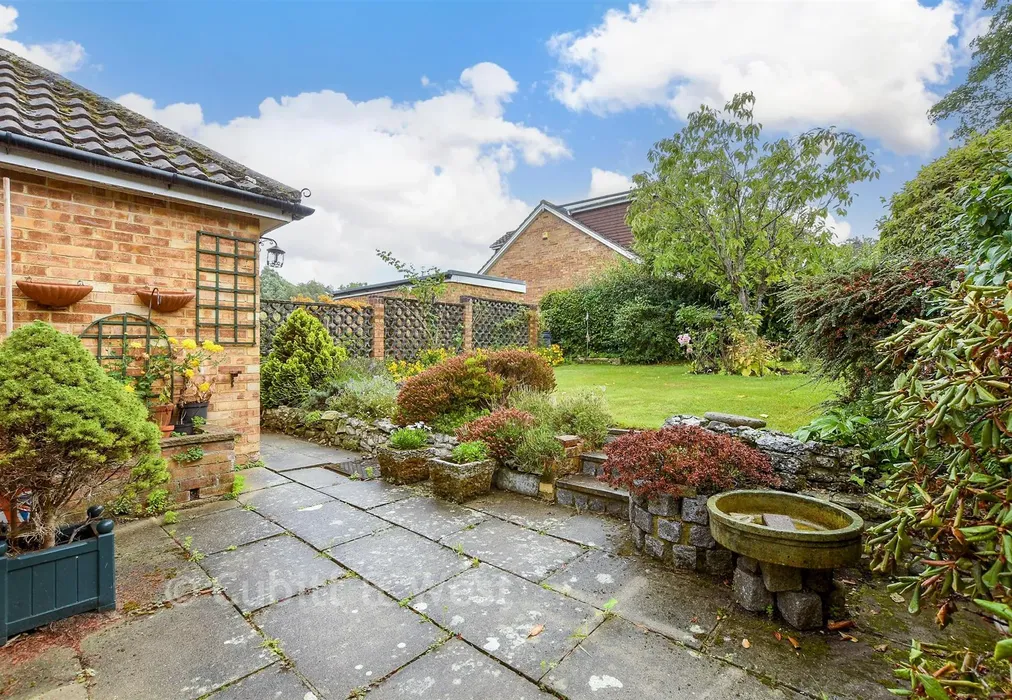Rear Garden - Wrayfield Avenue, Reigate, Surrey - Wards of Kent