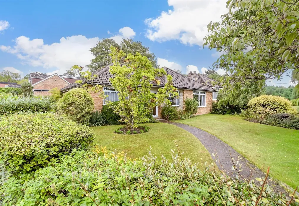 Front Garden - Wrayfield Avenue, Reigate, Surrey - Wards of Kent