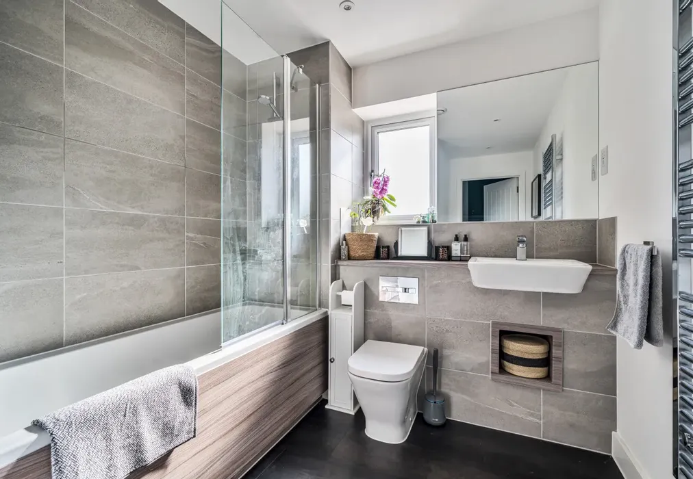 Bathroom - Glenway Road, Rochester, Kent - Wards of Kent