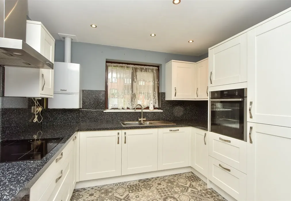 Kitchen - Kingsdown Close, Hempstead, Gillingham, Kent - Wards of Kent