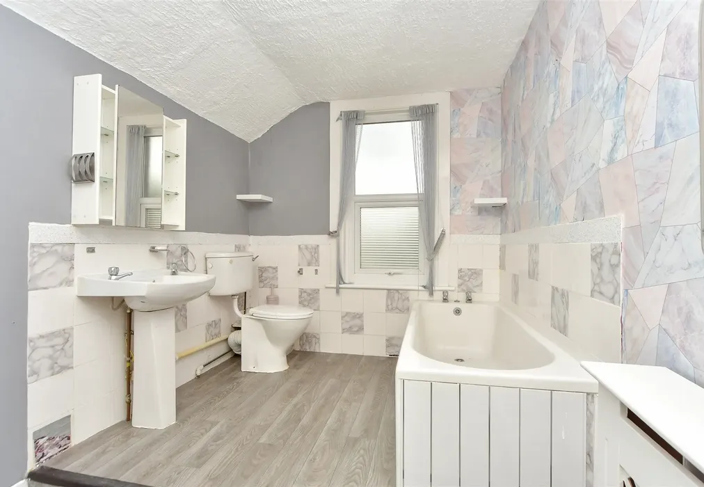 Bathroom - Gordon Avenue, Queenborough, Sheerness, Kent - Wards of Kent