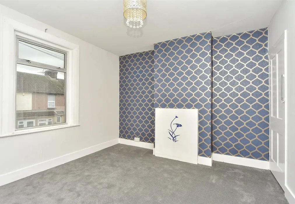 Bedroom 1 - Gordon Avenue, Queenborough, Sheerness, Kent - Wards of Kent