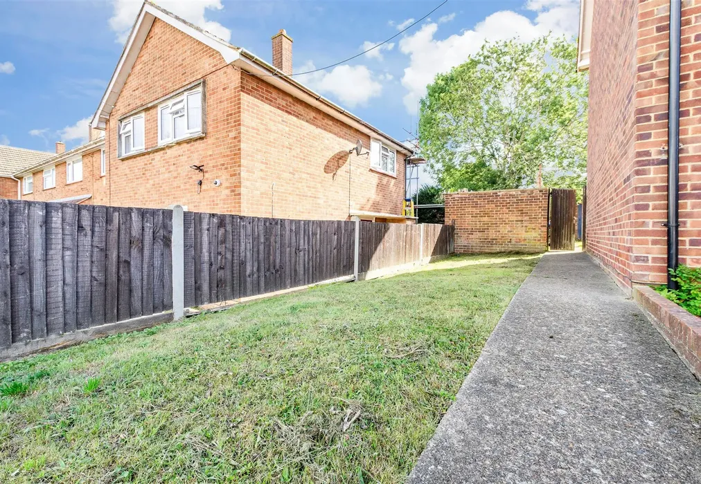 Side Garden - Leander Road, Rochester, Kent - Wards of Kent