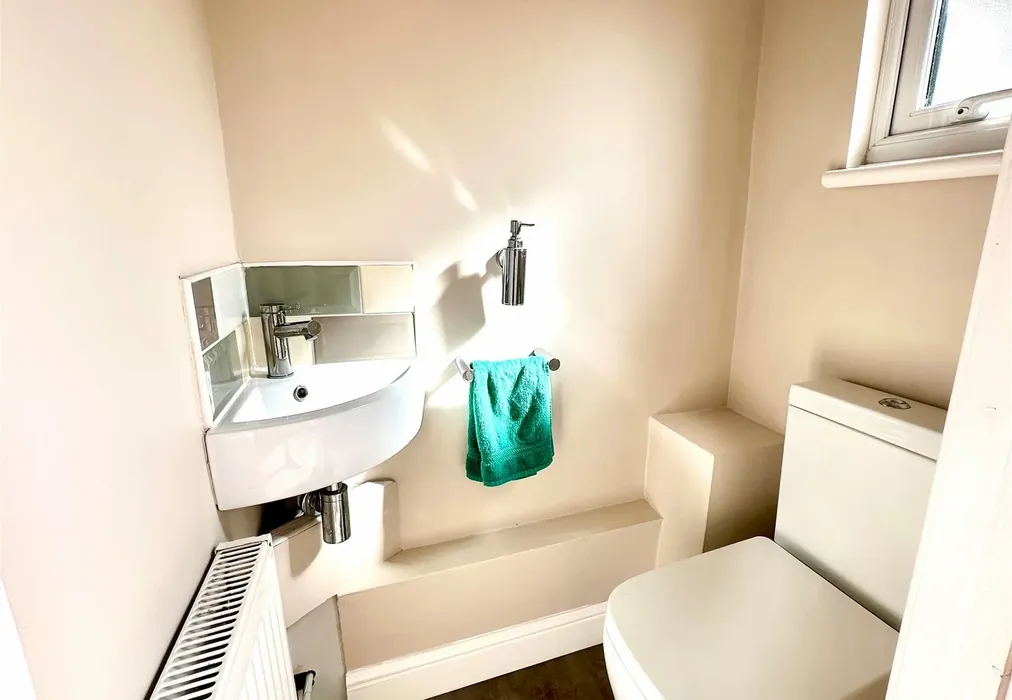 Downstairs Cloakroom - Breach Lane, Lower Halstow, Sittingbourne, Kent - Wards of Kent