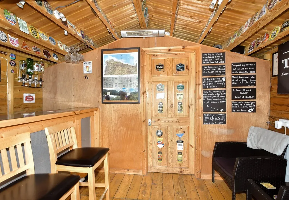 Bar - Breach Lane, Lower Halstow, Sittingbourne, Kent - Wards of Kent