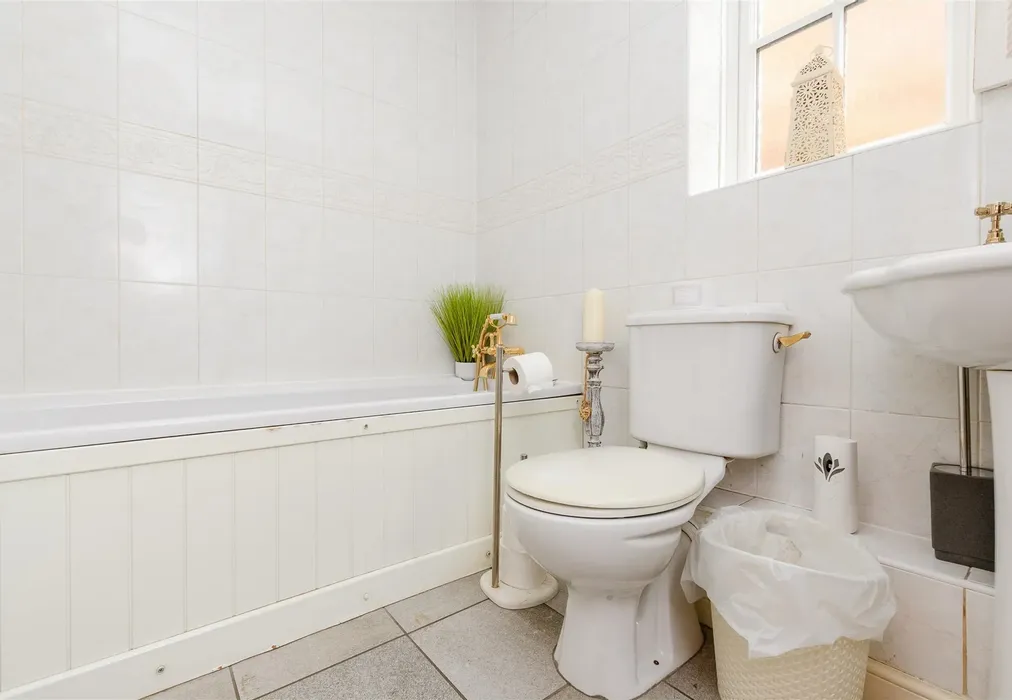 Bathroom - Darenth Park Avenue, Dartford, Kent - Wards of Kent