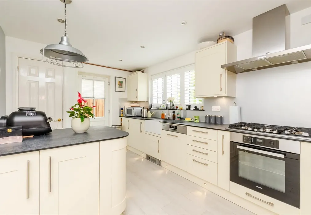 Kitchen - Darenth Park Avenue, Dartford, Kent - Wards of Kent