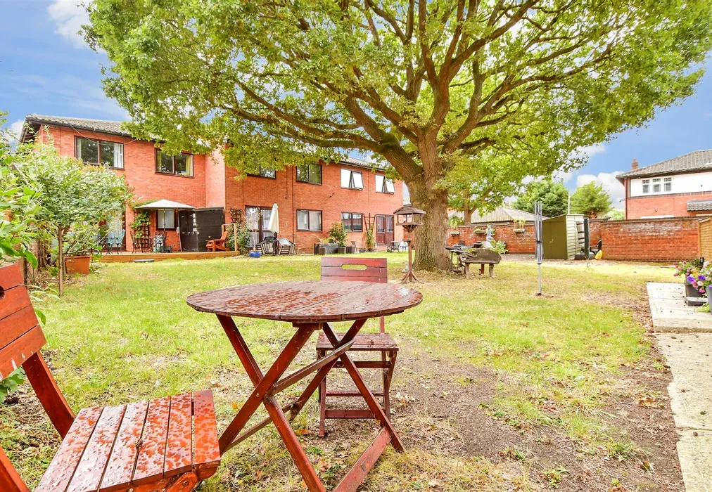 Communal Gardens - Colville Mews, Billericay, Essex - Wards of Kent