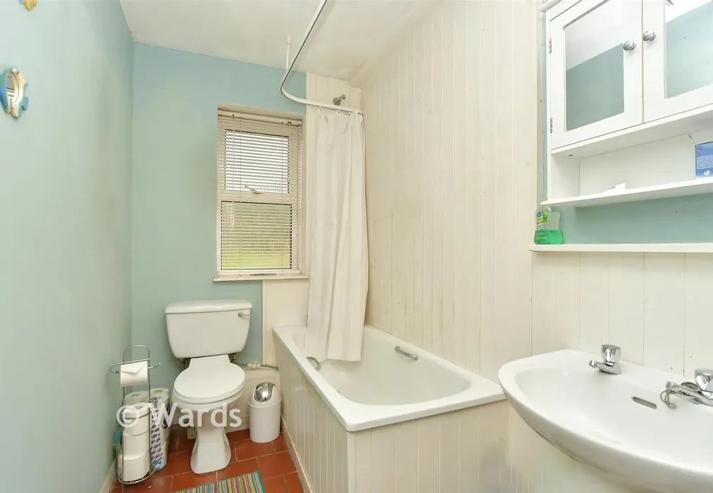 Bathroom - Lower Road, Faversham, Kent - Wards of Kent