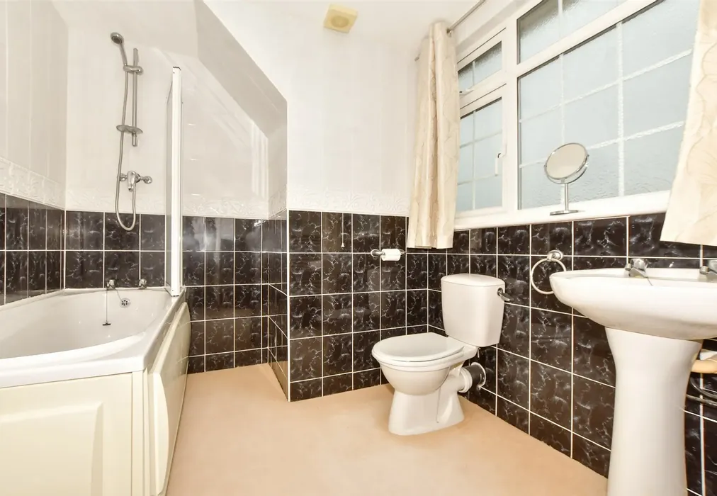 En-Suite - Grenham Bay Avenue, Minnis Bay, Birchington, Kent - Wards of Kent