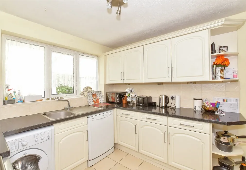 Kitchen - Sunnymead Drive, Waterlooville, Hampshire - Wards of Kent