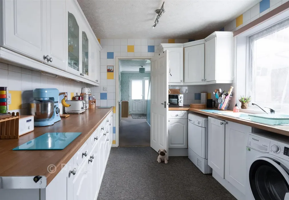 Kitchen 1 - Vinings Road, Sandown, Isle of Wight - Wards of Kent