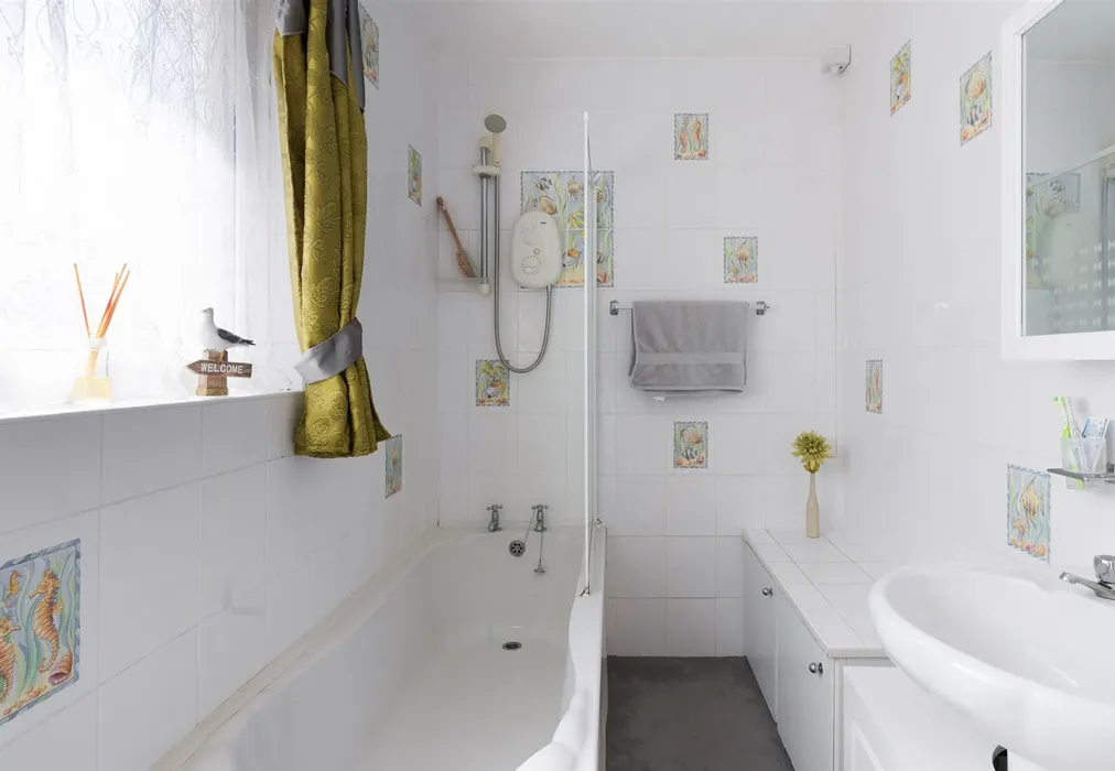 Bathroom - Vinings Road, Sandown, Isle of Wight - Wards of Kent