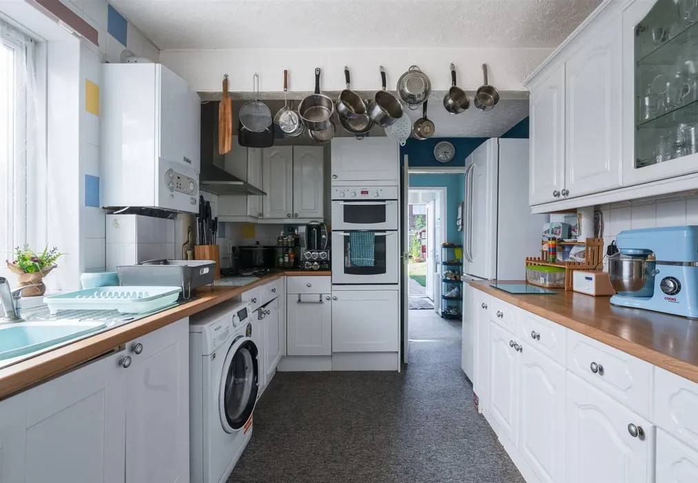 Kitchen - Vinings Road, Sandown, Isle of Wight - Wards of Kent