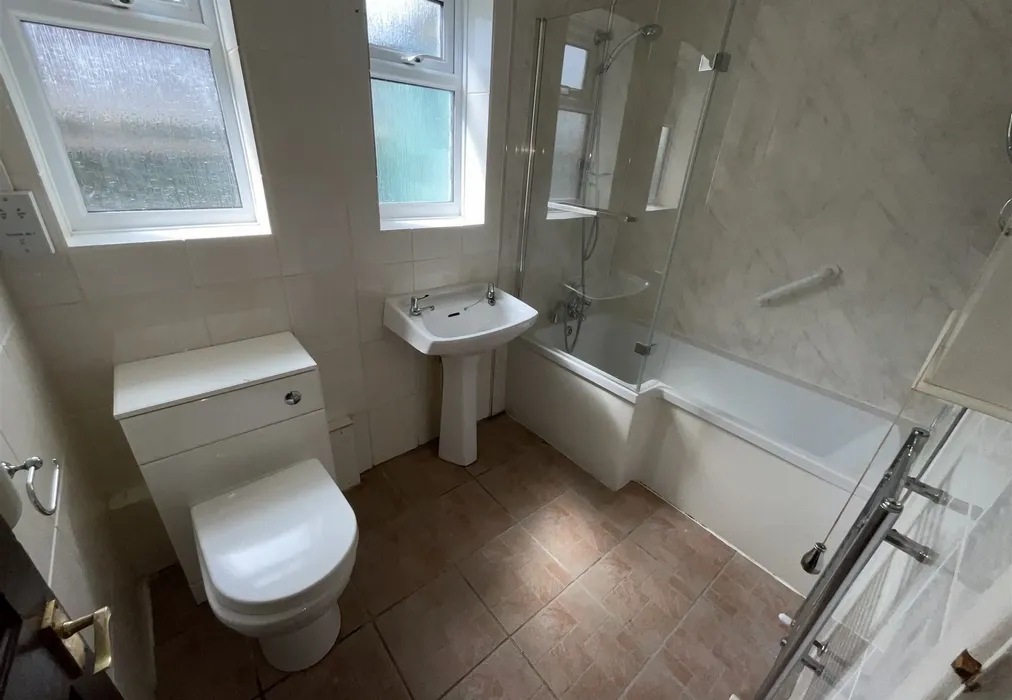 Bathroom - Water Lane, Ospringe, Faversham, Kent - Wards of Kent