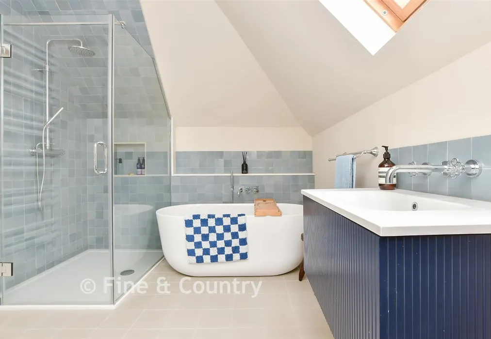 Bathroom - North Foreland Avenue, Broadstairs, Kent - Wards of Kent