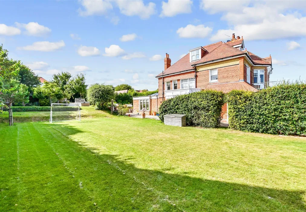 Side Garden - North Foreland Avenue, Broadstairs, Kent - Wards of Kent