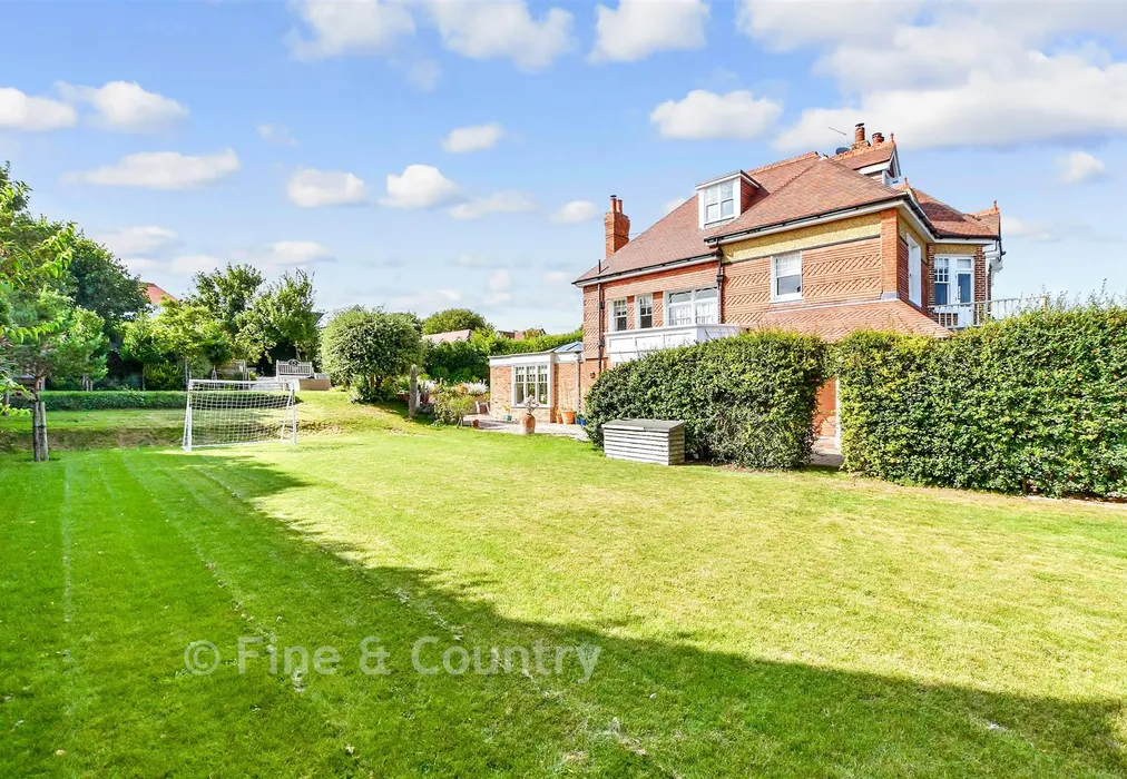 Side Garden - North Foreland Avenue, Broadstairs, Kent - Wards of Kent