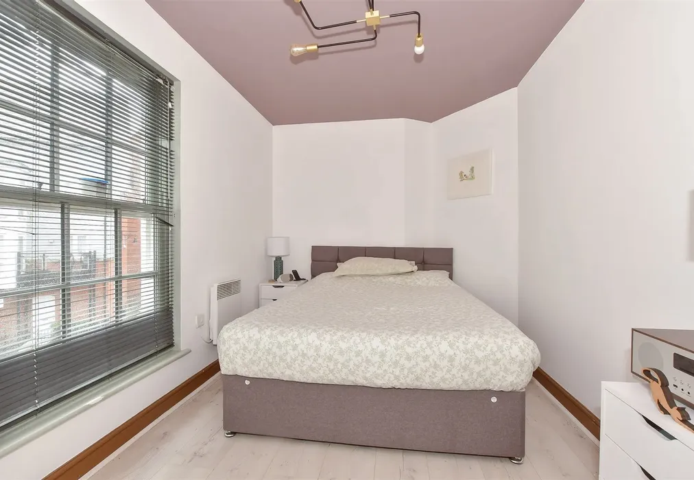 Bedroom 2 - Old Watling Street, Canterbury, Kent - Wards of Kent