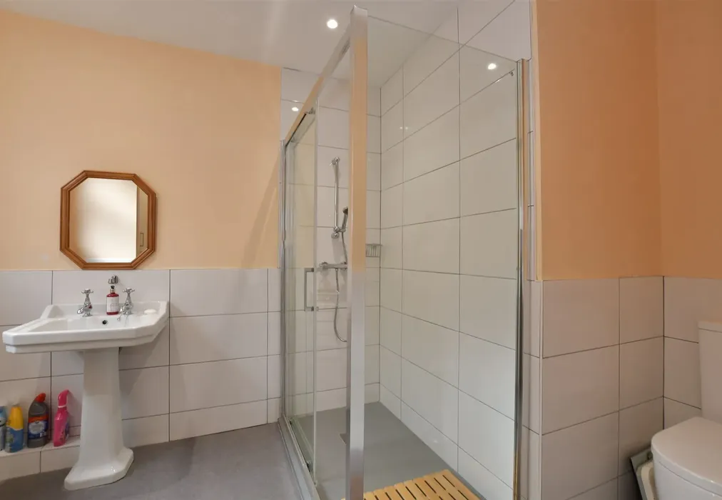 En-Suite Shower Room - Bassett Gardens, North Weald, Epping, Essex - Wards of Kent
