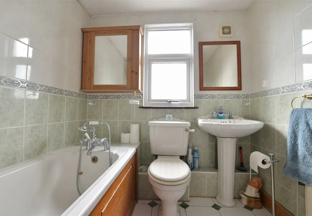 Bathroom - Bassett Gardens, North Weald, Epping, Essex - Wards of Kent