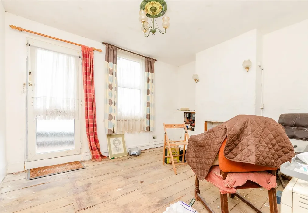 Lounge - Castle Road, Chatham, Kent - Wards of Kent