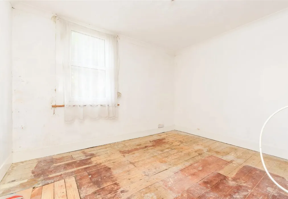 Bedroom 1 - Castle Road, Chatham, Kent - Wards of Kent