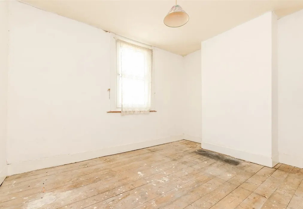 Bedroom 2 - Castle Road, Chatham, Kent - Wards of Kent