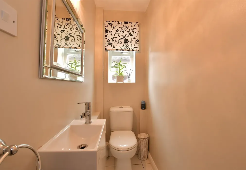 Cloakroom - Avey Lane, Waltham Abbey, Essex - Wards of Kent
