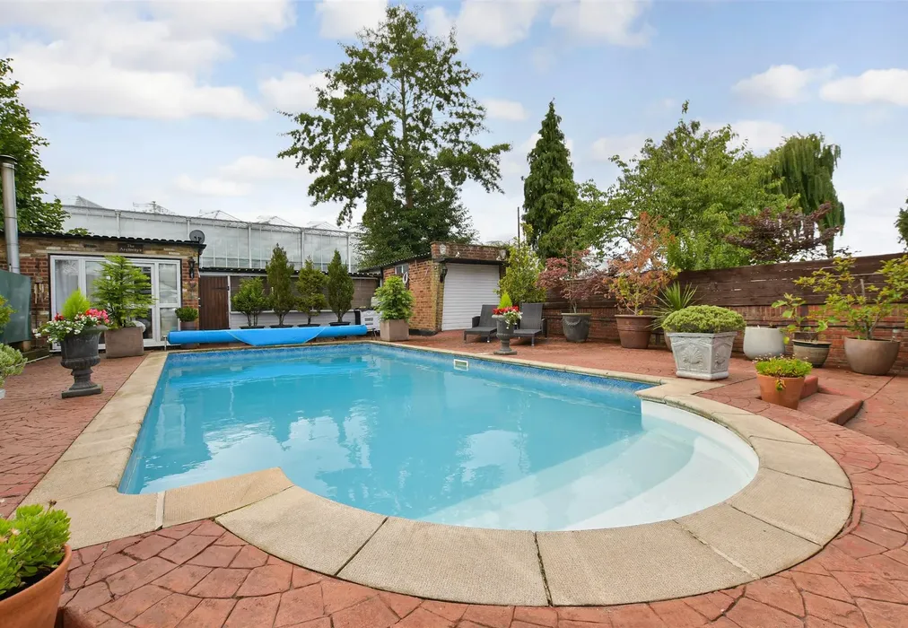 Swimming Pool - Avey Lane, Waltham Abbey, Essex - Wards of Kent